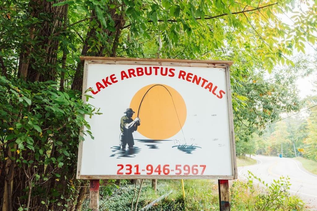 Arbutus Lake 3 Bedroom Cottage Traverse City Eksteriør bilde